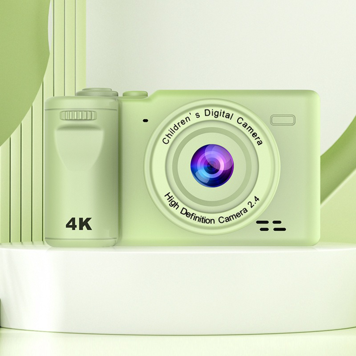 Eine grüne digitale Kinderkamera auf einem weißen Ständer, mit 4K-Aufkleber.