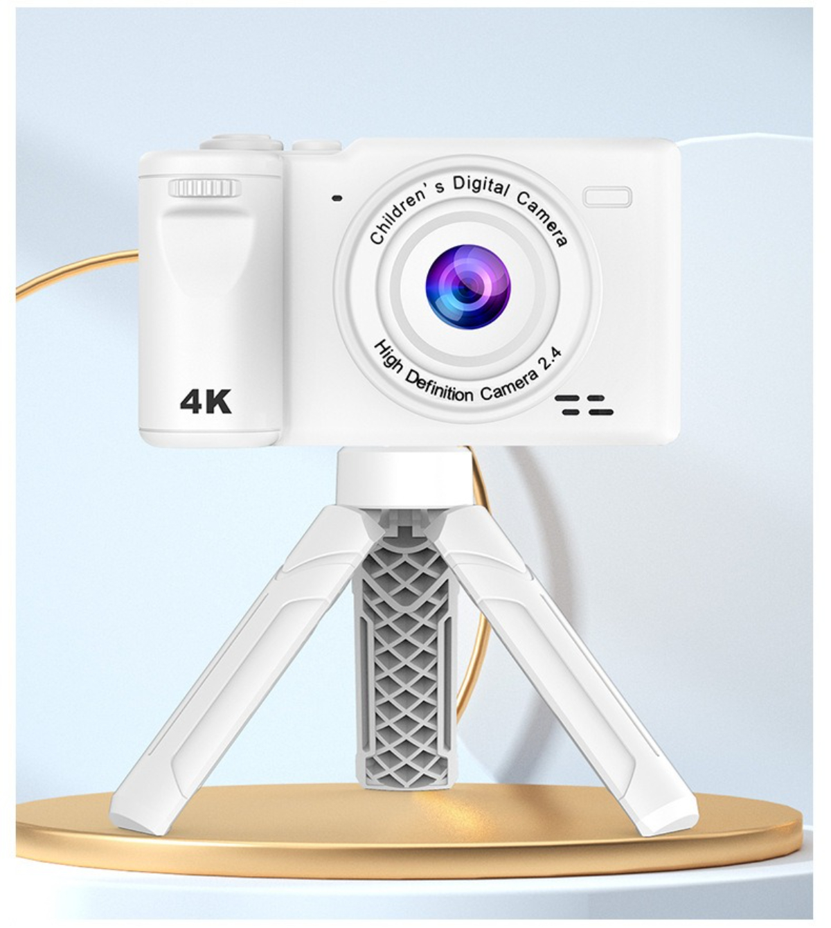 Eine weiße digitale Kinderkamera steht auf einem weißen Stativ. Es hat ein 4K-Etikett.