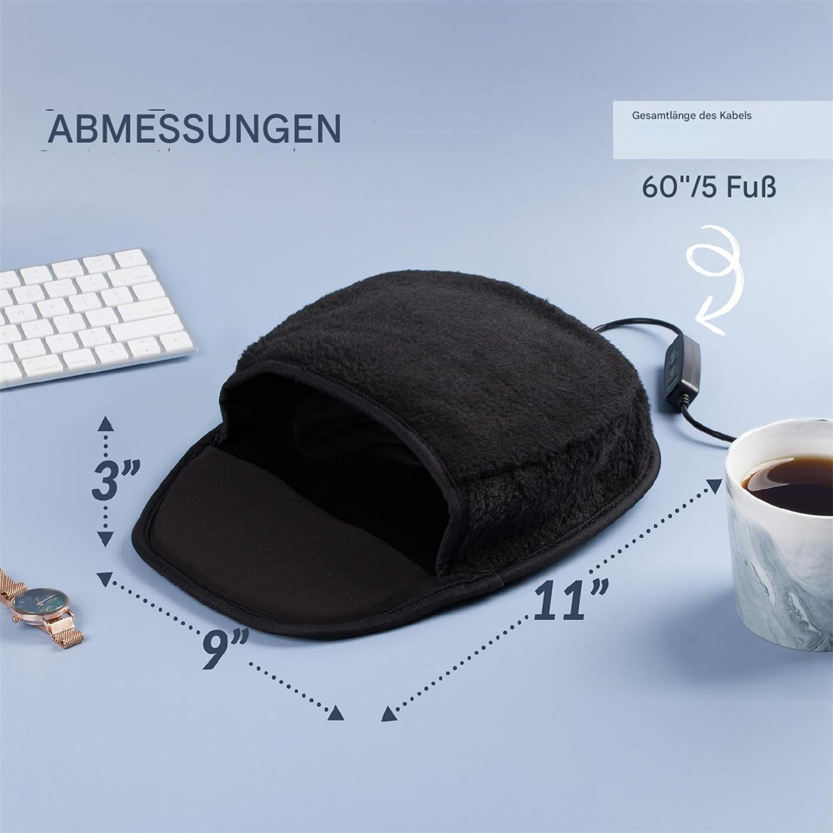 Schwarzes beheiztes Mauspads mit Abmessungen, Tastatur und Kaffeetasse auf einem Schreibtisch.