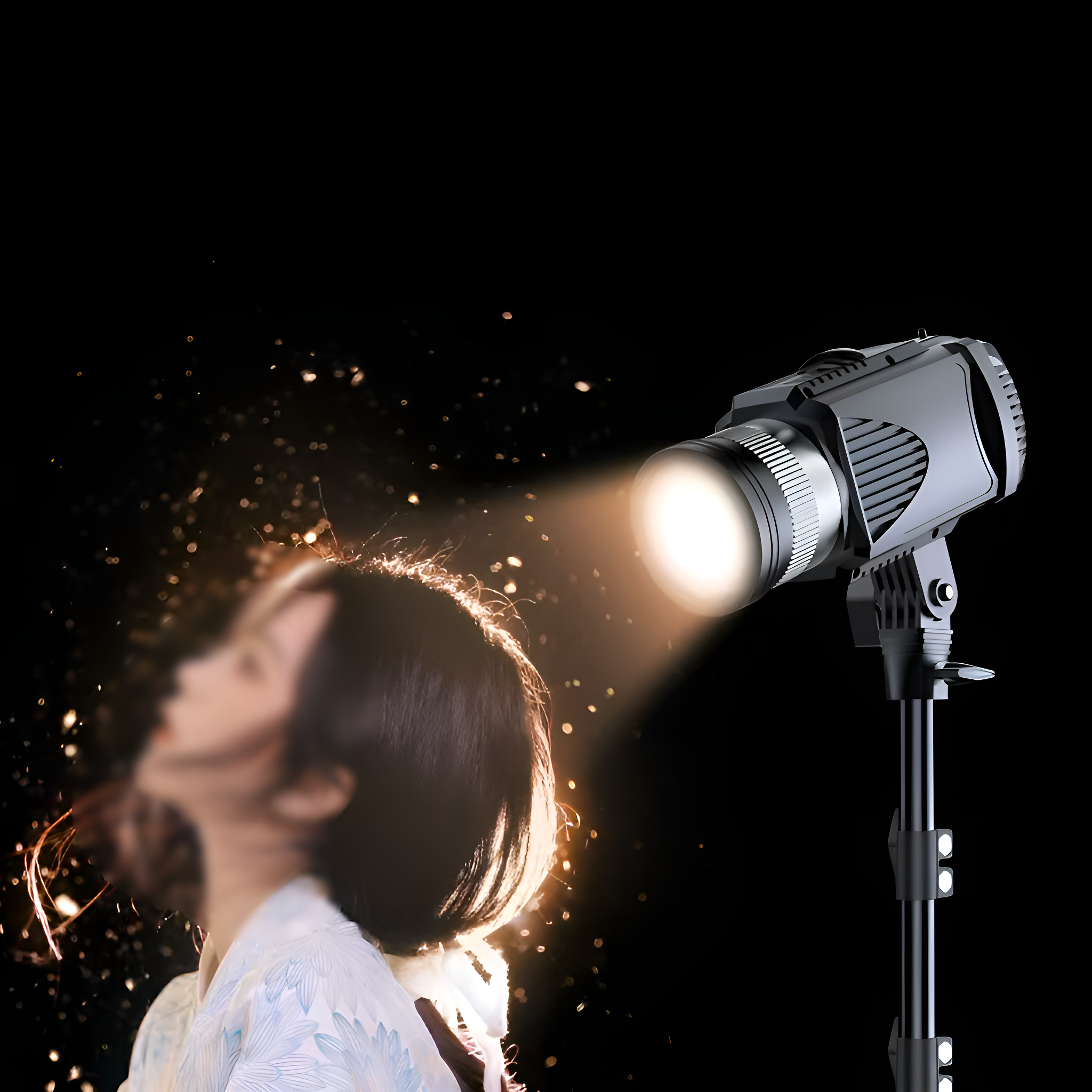 Studioleuchte, die auf eine Frau mit verschwommenem Gesicht scheint. Das Licht steht auf einem Ständer, dunkler Hintergrund.