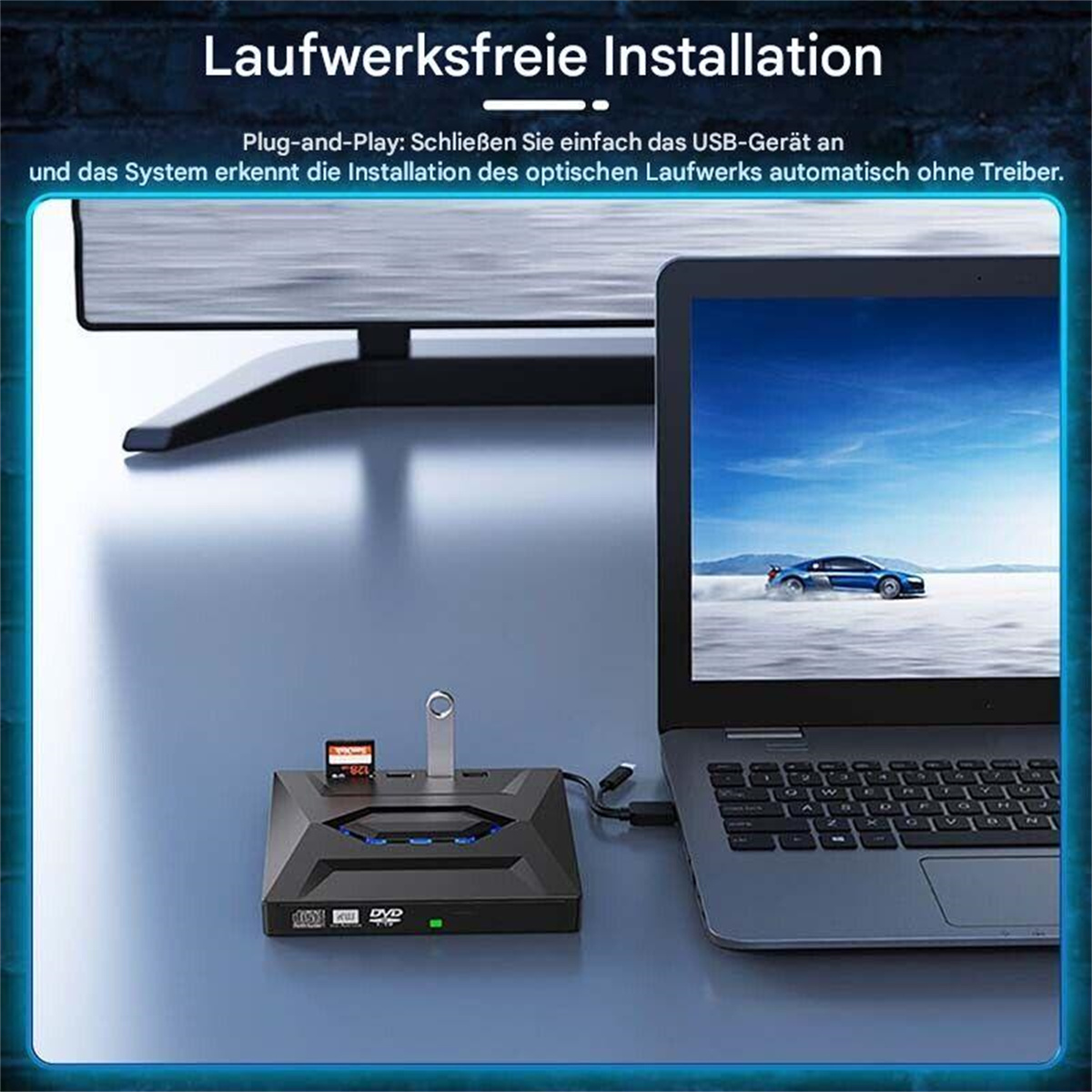 Laptop, der mit einem Gerät mit USB-Anschlüssen, SD-Kartensteckplatz und DVD-Steckplatz verbunden ist. Im Hintergrund ist ein Fernseher.