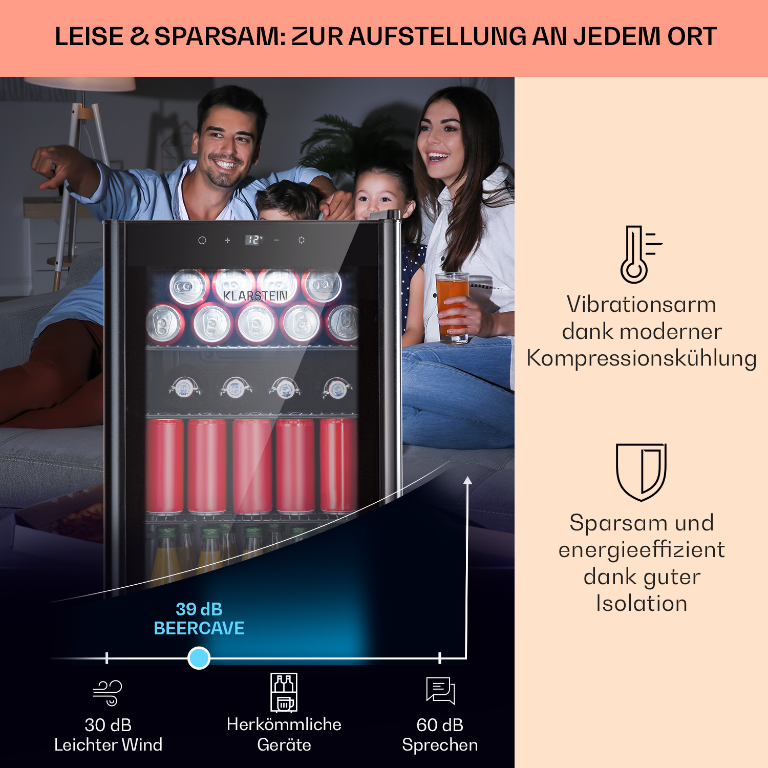 Una famiglia guarda un frigorifero per birra. Il frigorifero contiene lattine e bottiglie.