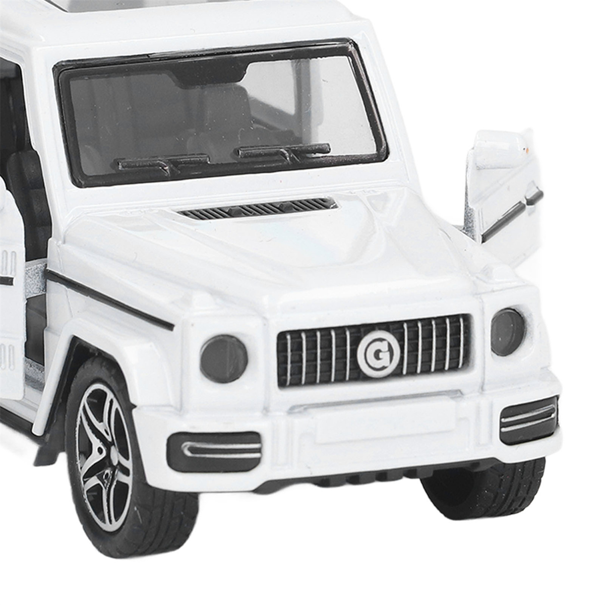 Ein weißes Spielzeugauto mit offenen Türen, schwarzen Reifen und detailliertem Kühlergrill.