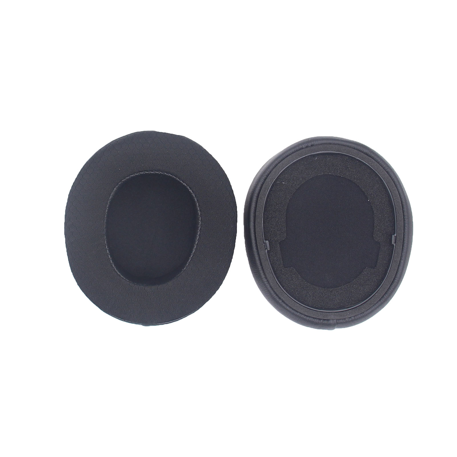 Dwie czarne nauszniki. Są okrągłe i mają miękkie, czarne wnętrze. Białe tło.