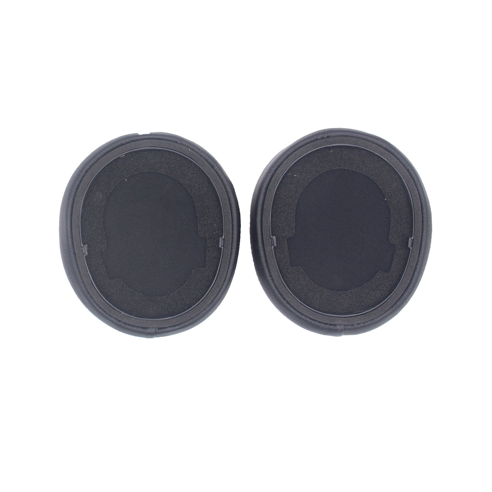 Dwie czarne, okrągłe poduszki na uszy do słuchawek, na białym tle. Poduszki są puste w środku.