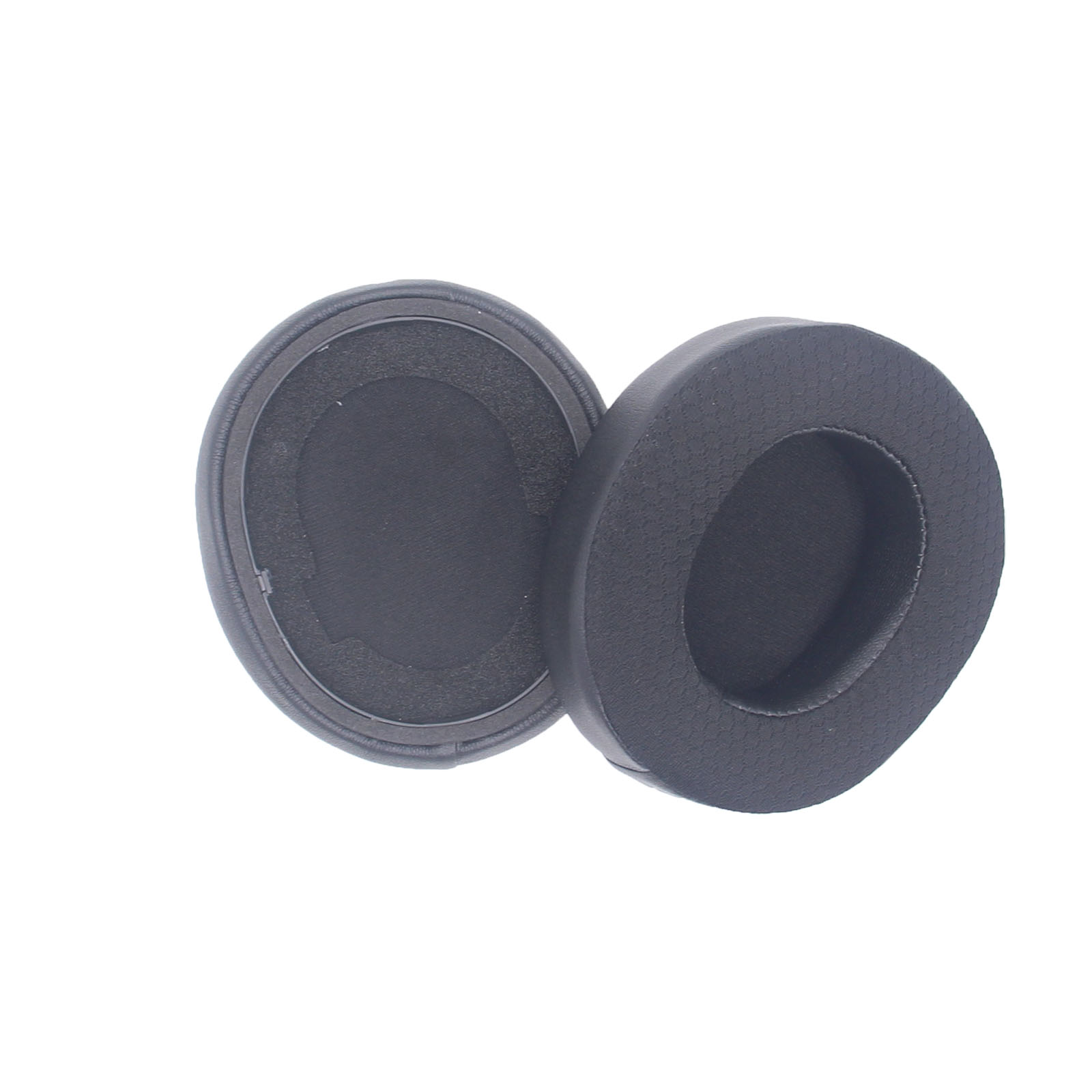 Para czarnych nauszników do słuchawek na białym tle.