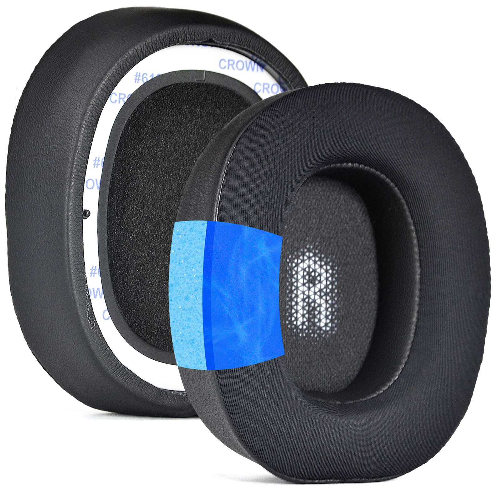 Dwie czarne nausznice słuchawek, jedna częściowo zdemontowana, pokazujące warstwy pianki i białą naklejkę.