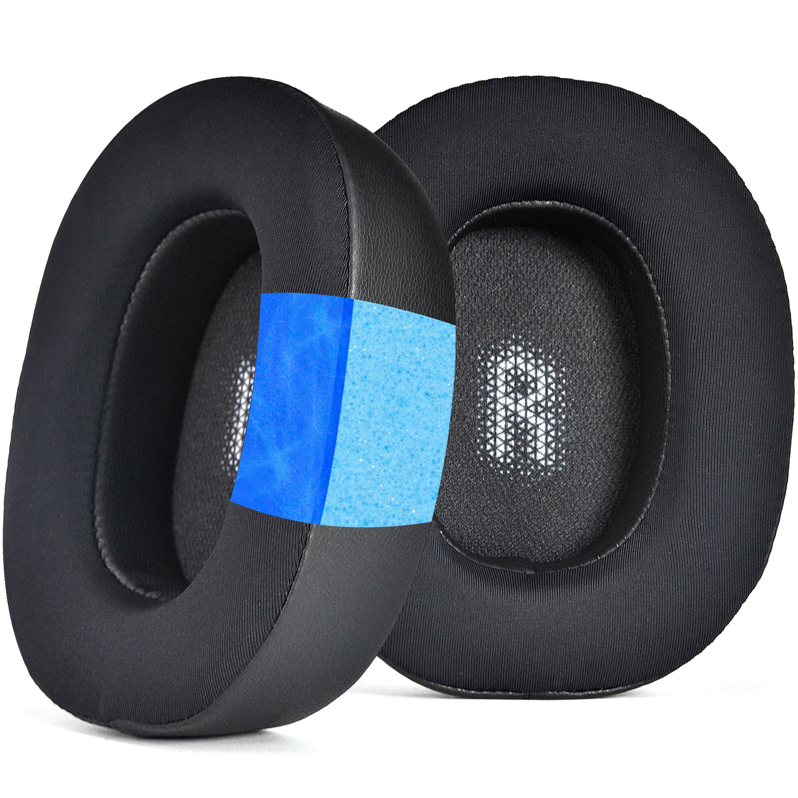 Dwie czarne poduszki do słuchawek z niebieską pianką pomiędzy nimi, umieszczone na białej powierzchni.
