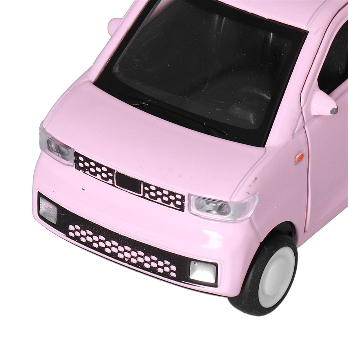 Rosa Spielzeugauto. Hat Scheinwerfer, einen Kühlergrill und eine Windschutzscheibe. Weißer Hintergrund. Vorderansicht.
