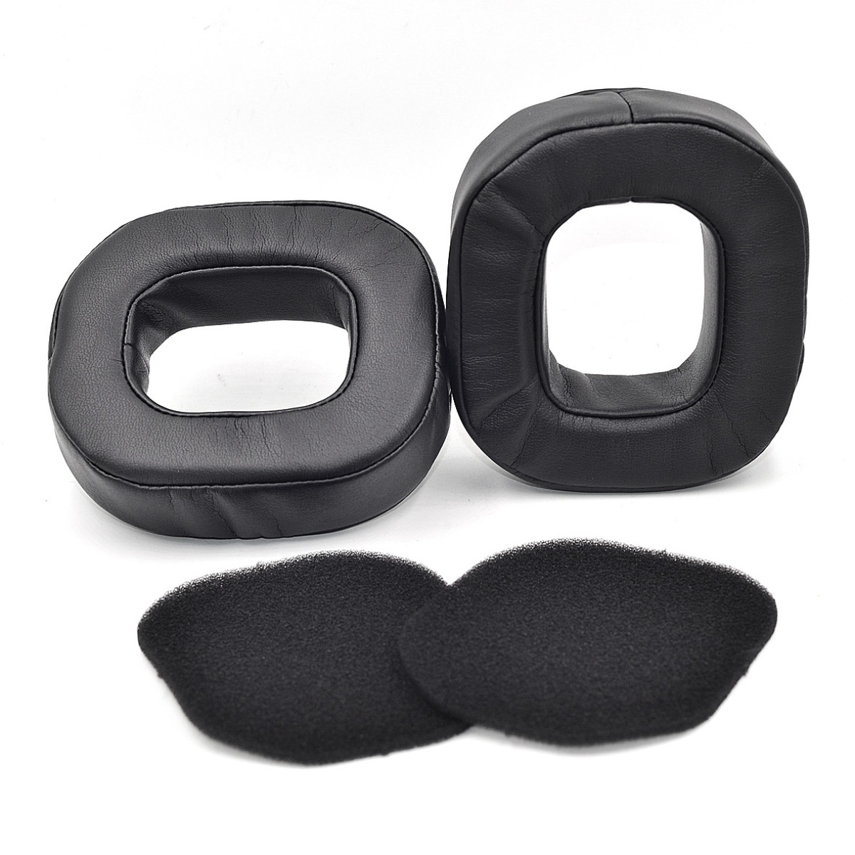 Dwie czarne nausznice i dwie czarne wkładki piankowe. Leżą na białej powierzchni.