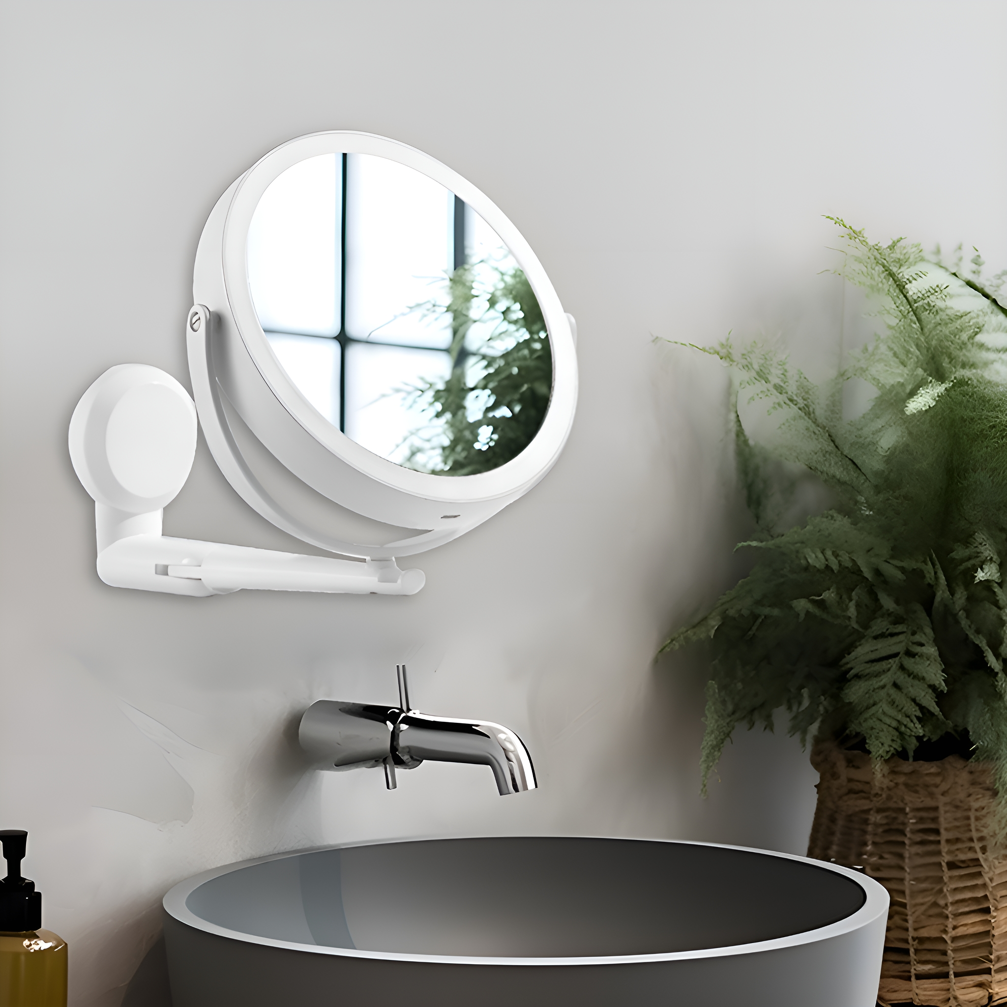 Ein weißer, runder, an der Wand befestigter Schminkspiegel mit langem, verstellbarem Arm über einem Waschbecken.