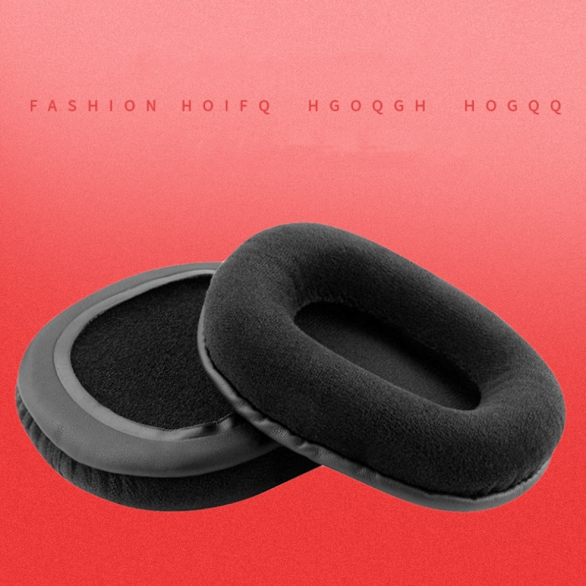 Dwie czarne nauszniki na czerwonym tle. Nauszniki są owalne i wykonane z miękkiego materiału.