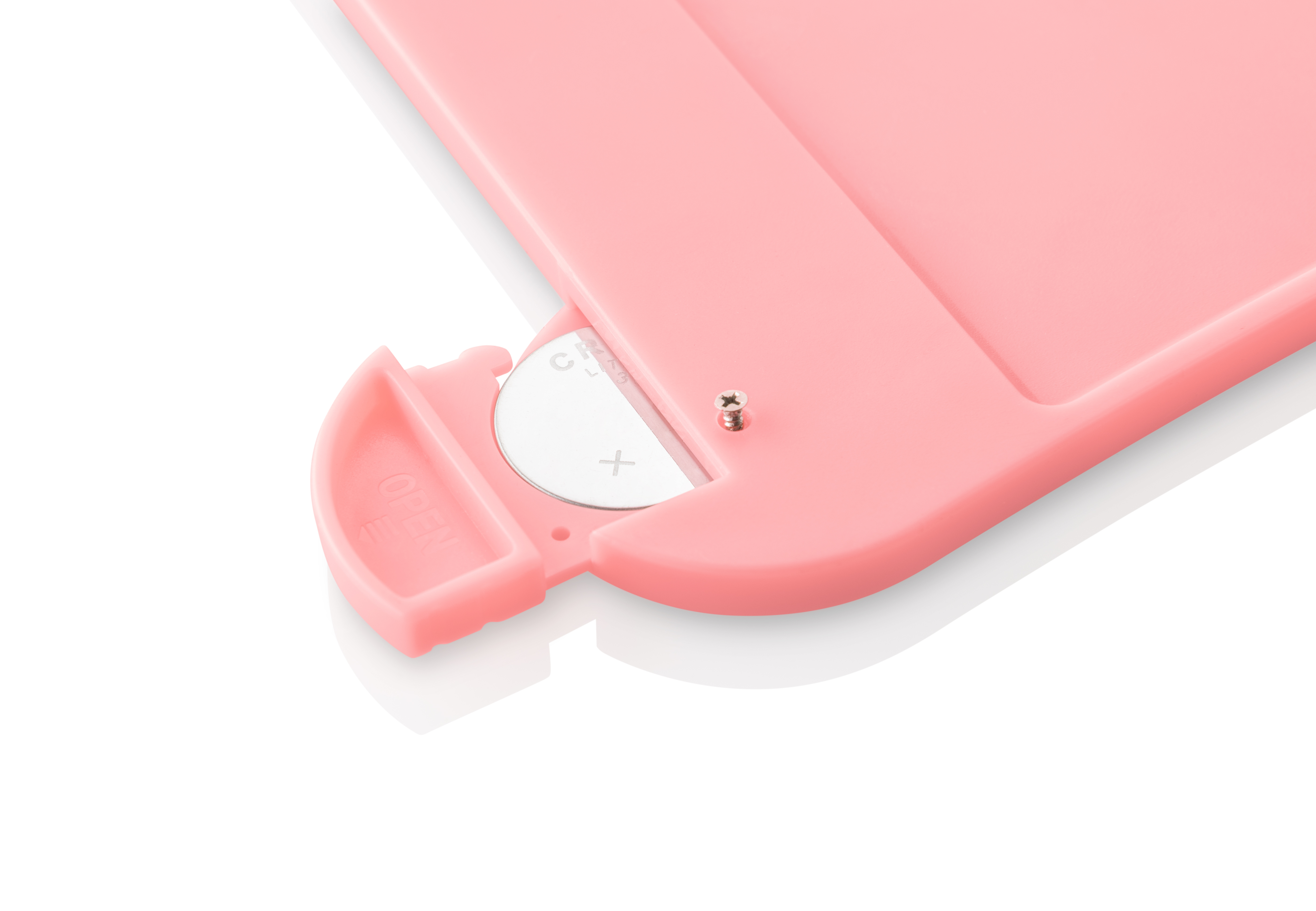 Nahaufnahme eines rosa Zeichentabletts mit geöffnetem Batteriefach.