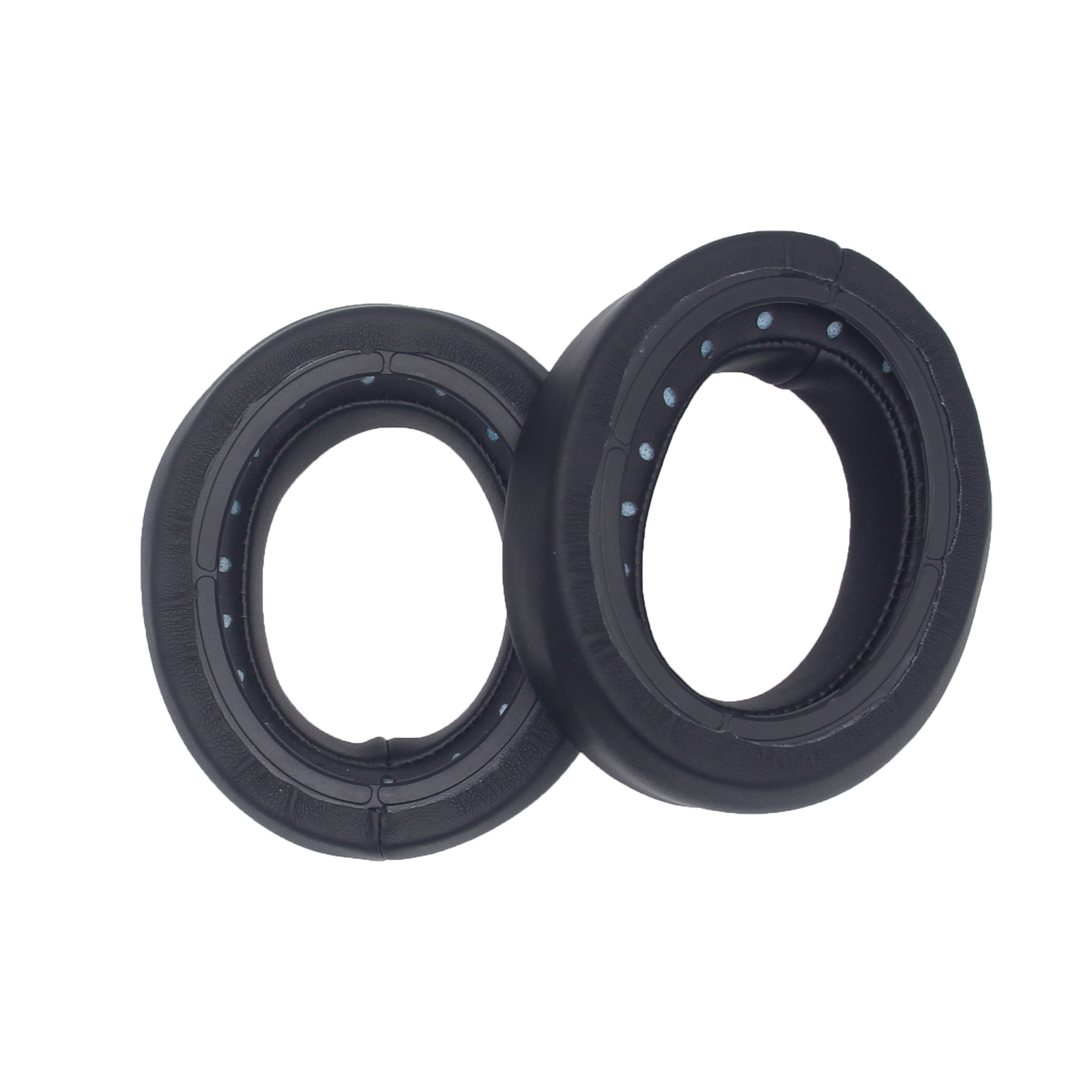 Dwie czarne, okrągłe nauszniki do słuchawek na białym tle.