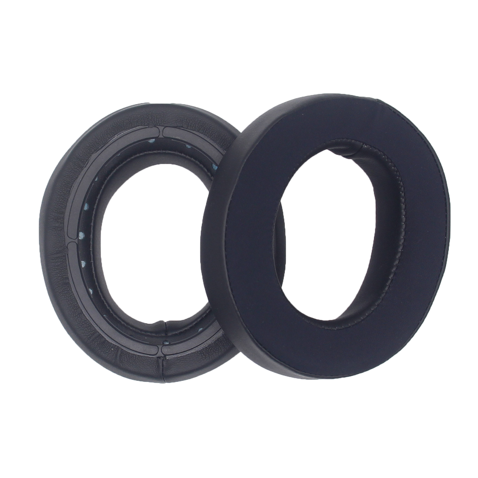 Para czarnych, okrągłych nauszników do słuchawek. Wyizolowane na białym tle.