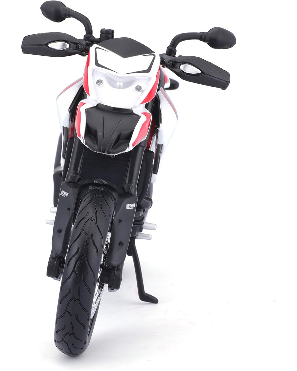 Spielzeugmotorrad. Es ist weiß mit roten Details, schwarzen Reifen und einem Ständer. Weißer Hintergrund.