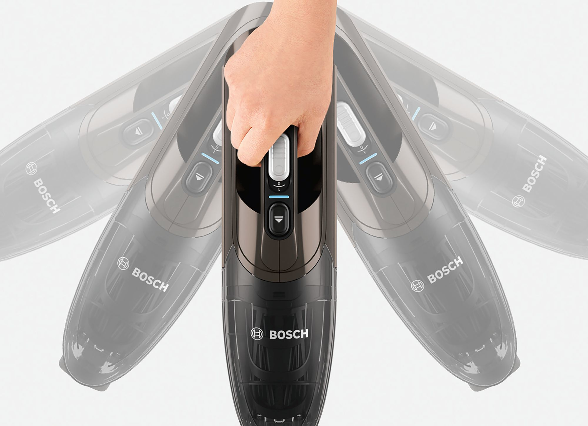 Mano che tiene un aspirapolvere Bosch; contorni di altri aspirapolvere in vista semitrasparente.