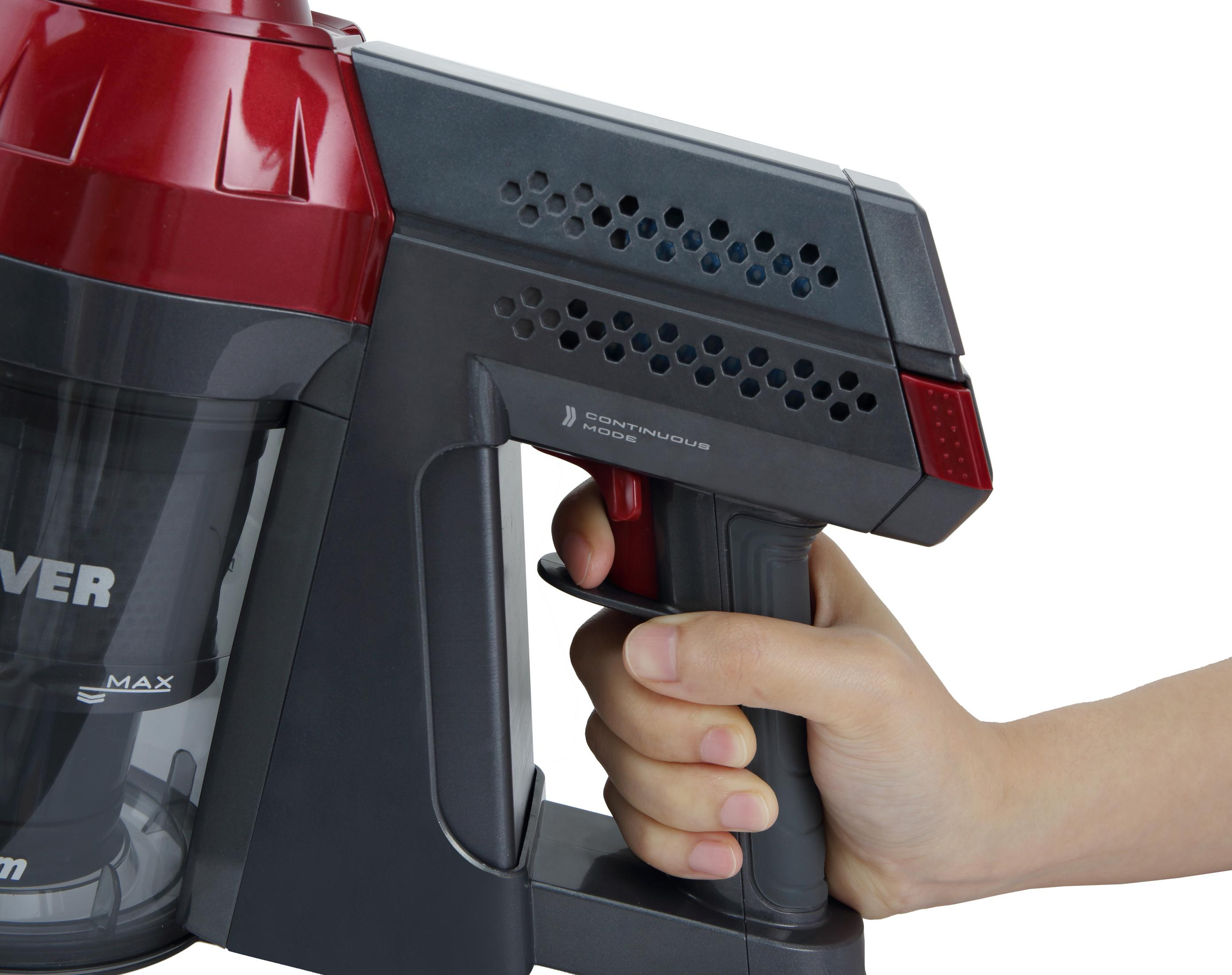 Una mano che tiene un grilletto rosso su un aspirapolvere rosso e grigio.