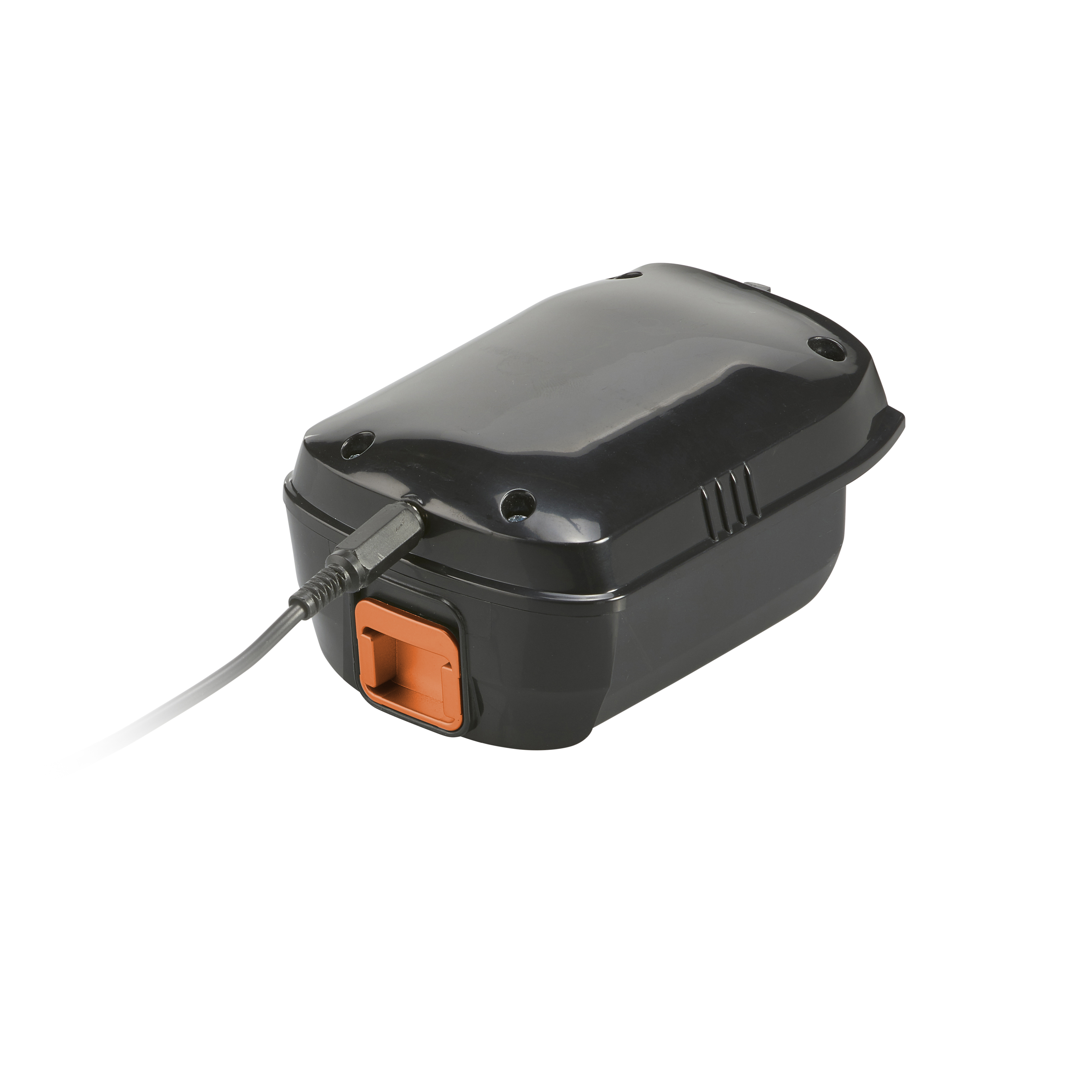 Cargador de batería negro con puerto de carga naranja. El dispositivo está sobre una superficie blanca.