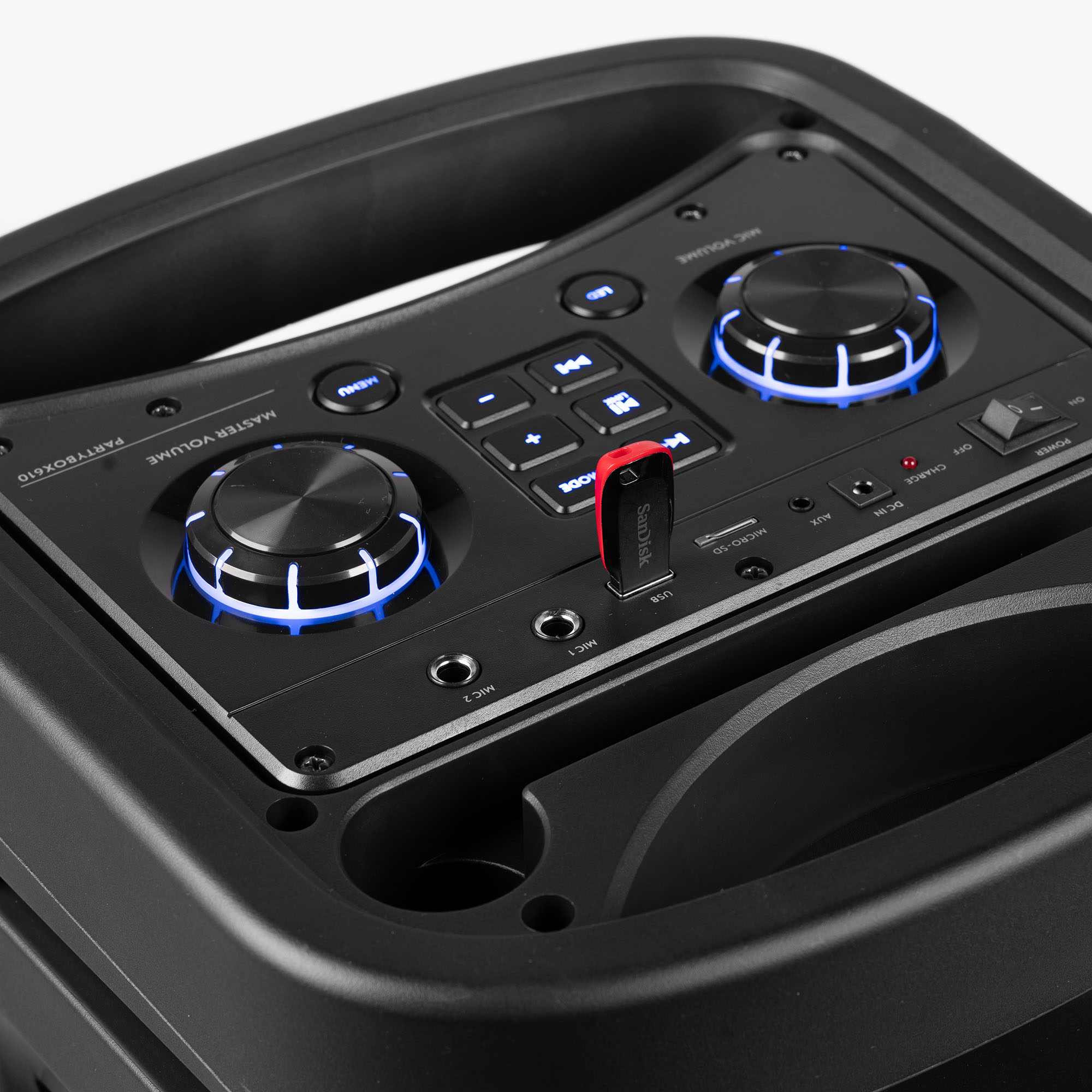 Altavoz negro con controles de volumen, puerto USB y entrada de micrófono, luces azules.