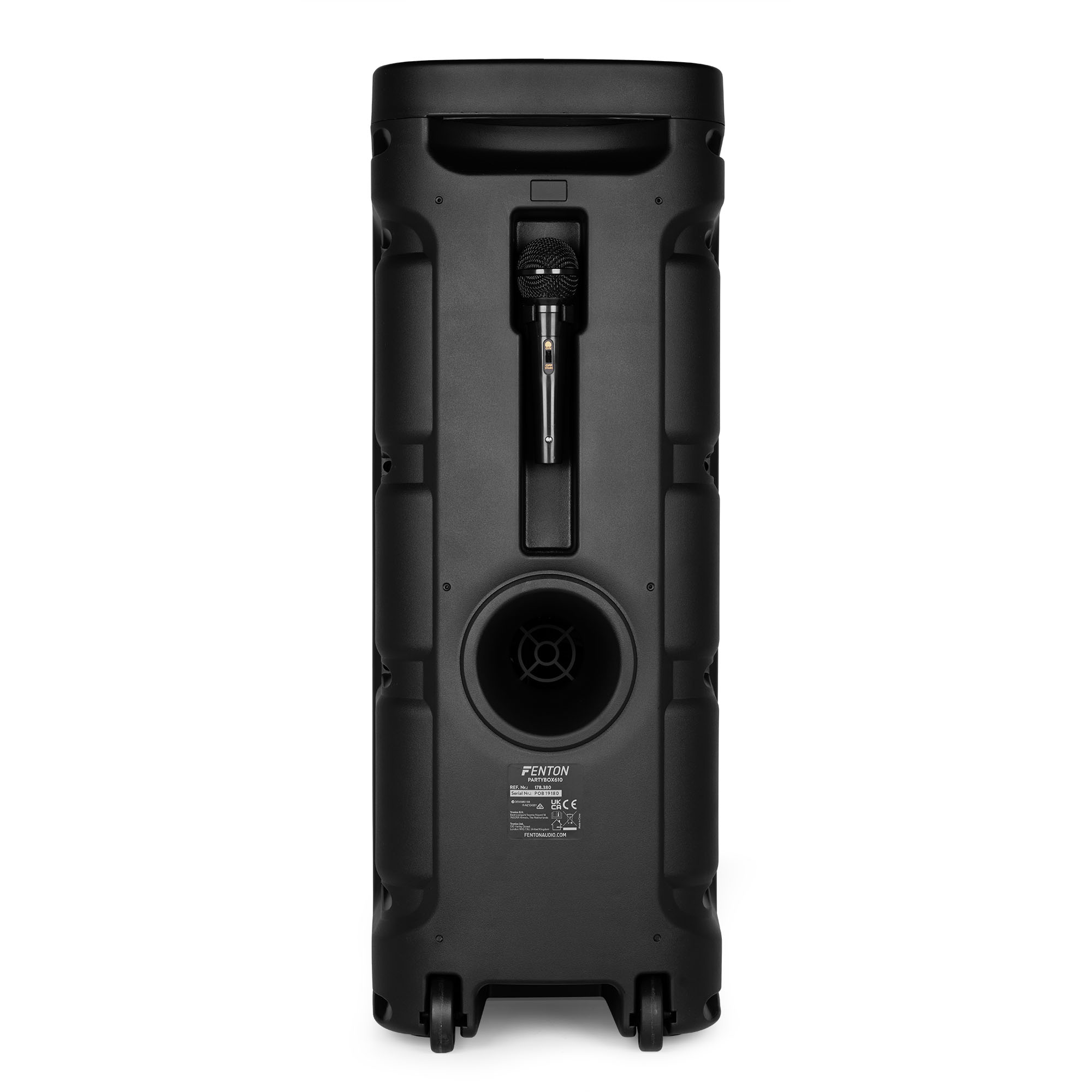 Altavoz negro con soporte para micrófono. La parte trasera del altavoz es visible, ruedas abajo.