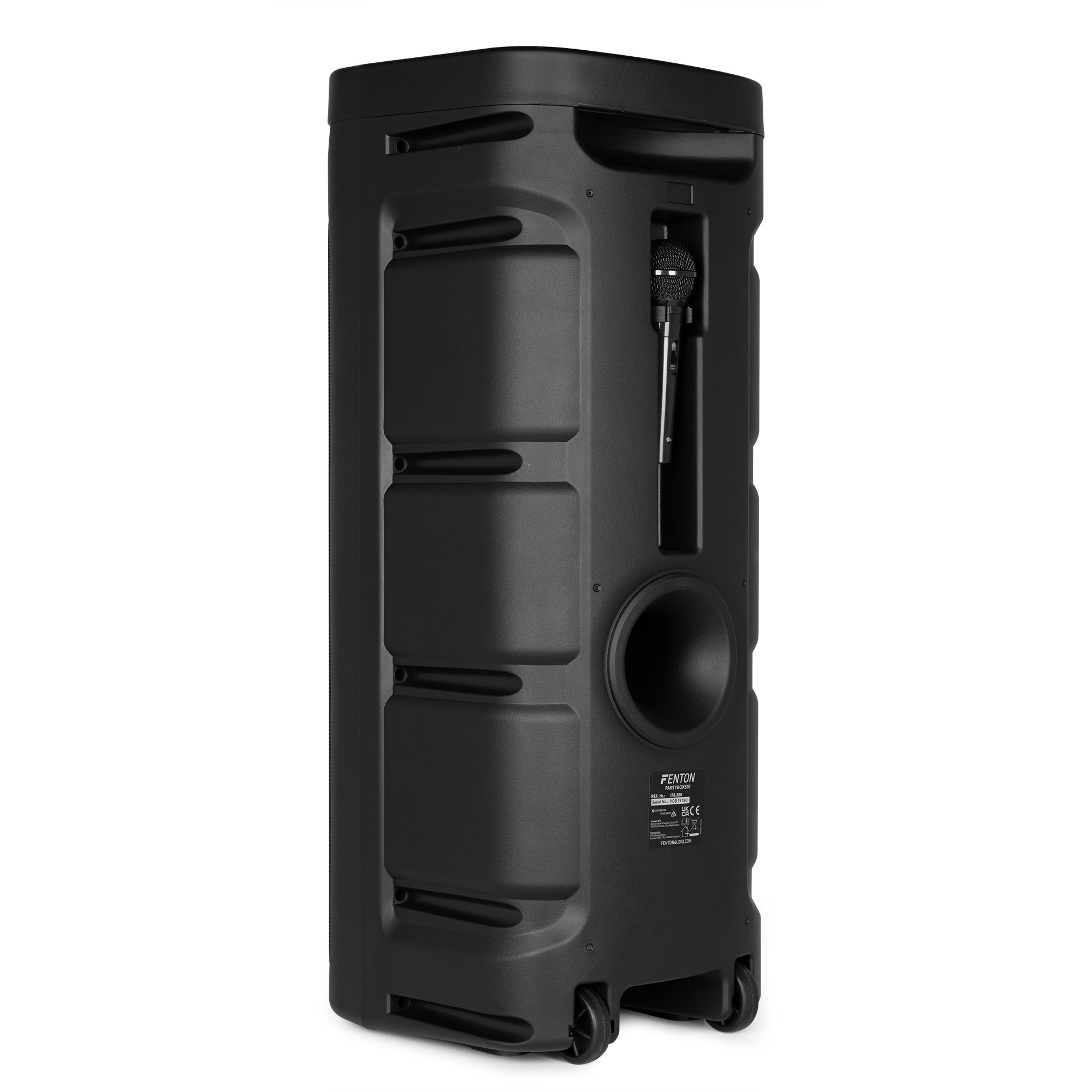 Altavoz negro con ruedas. Vista trasera muestra ranura para micrófono y panel de control.