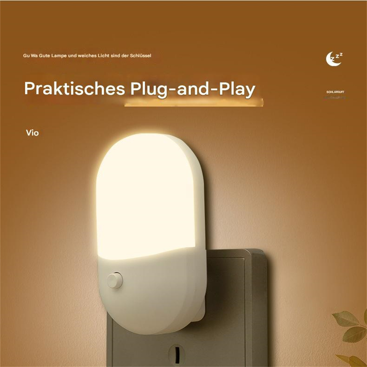 Weißes Nachtlicht, das in eine Steckdose eingesteckt ist, mit Knopf und Text.