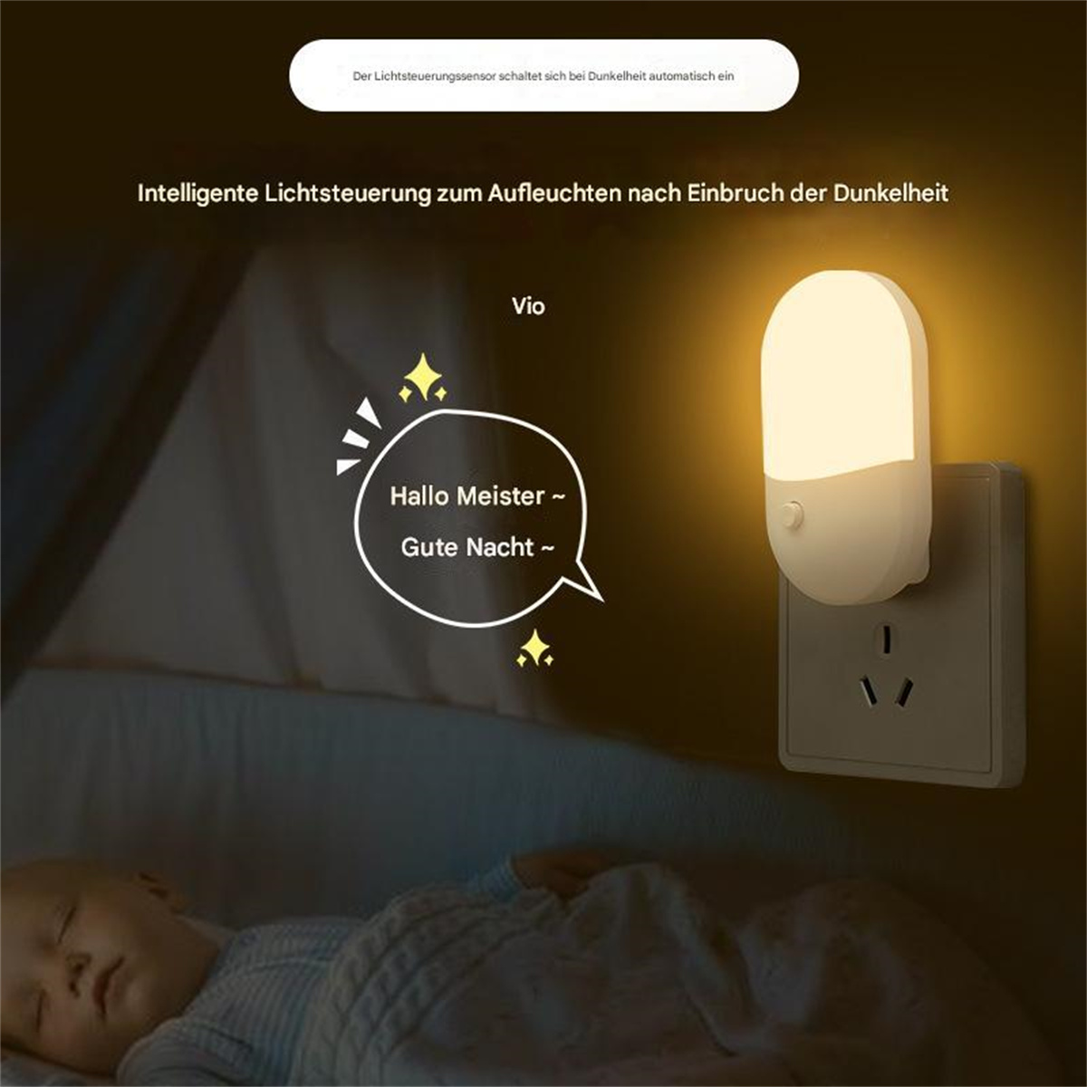 Ein kleines Nachtlicht in einer Steckdose. Es beleuchtet ein schlafendes Kind in einem Kinderbett.