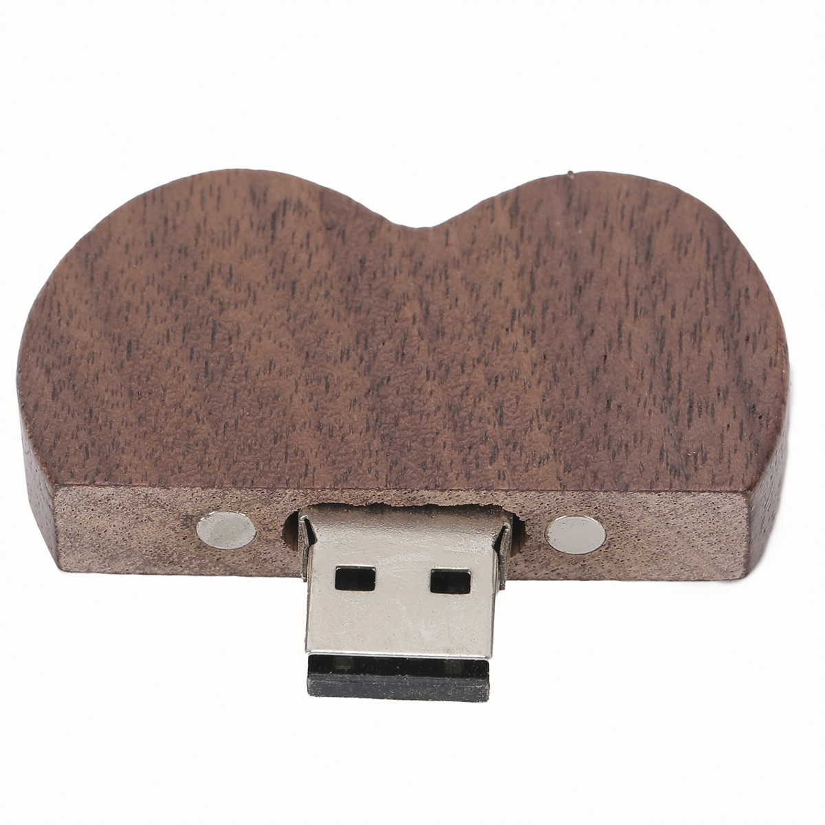 Ein herzförmiger USB-Stick aus Holz mit Metallanschluss auf weißem Hintergrund.