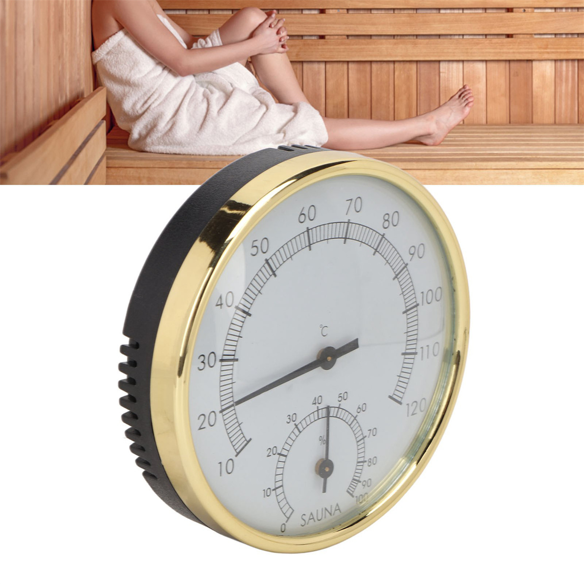 Sauna-Thermometer, Frau im Handtuch sitzt auf einer Holzbank. Goldrand und weißes Zifferblatt.