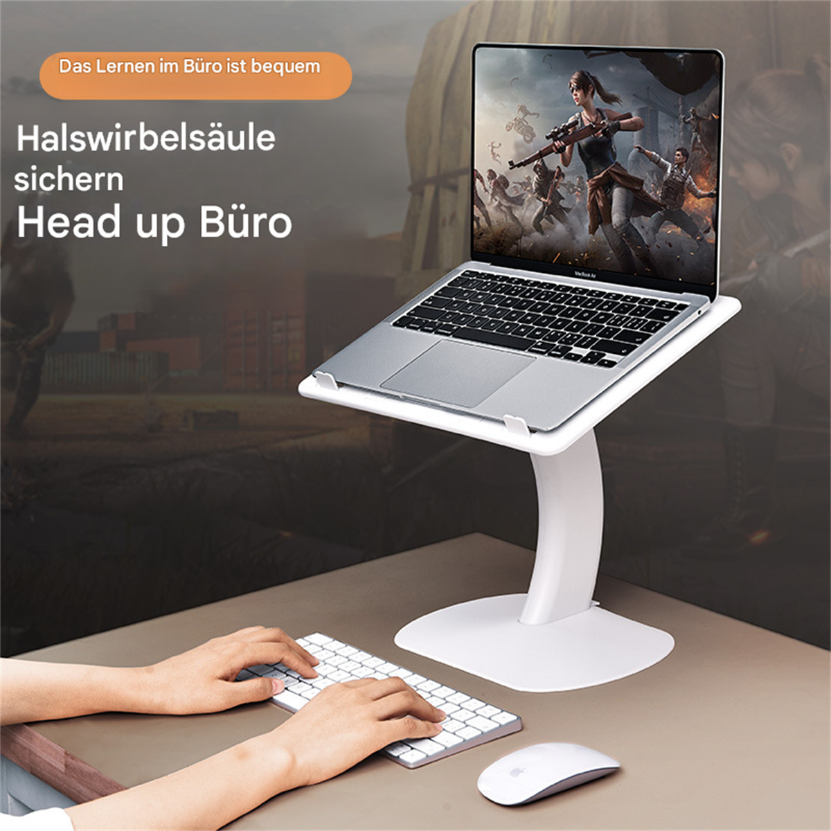 Ein Laptop auf einem weißen Ständer. Eine Tastatur und Maus befinden sich vor dem Ständer. Eine Frau ist auf dem Bildschirm.