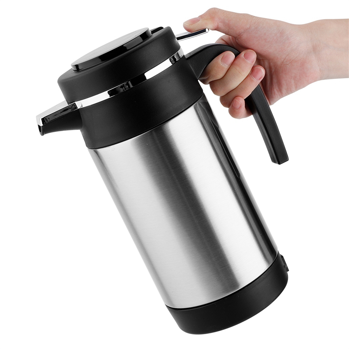 Eine Hand hält eine Edelstahl-Thermokaraffe mit schwarzem Deckel und Griff.