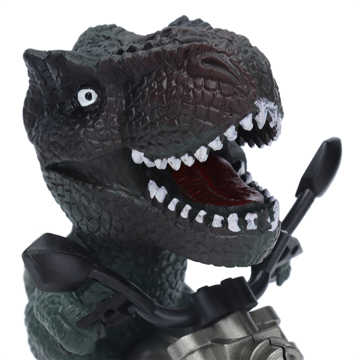 Grünes Dinosaurier-Spielzeug fährt Motorrad, weißer Hintergrund. Der Dino hat weiße Zähne.