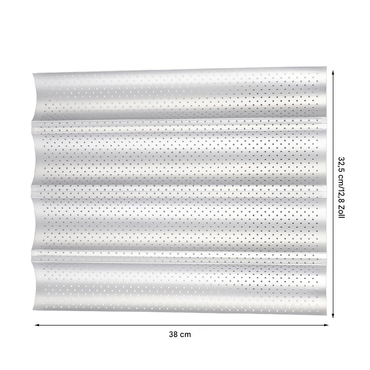 Perforiertes Backblech mit den Maßen: 38 cm x 32,5 cm, auf weißem Hintergrund.