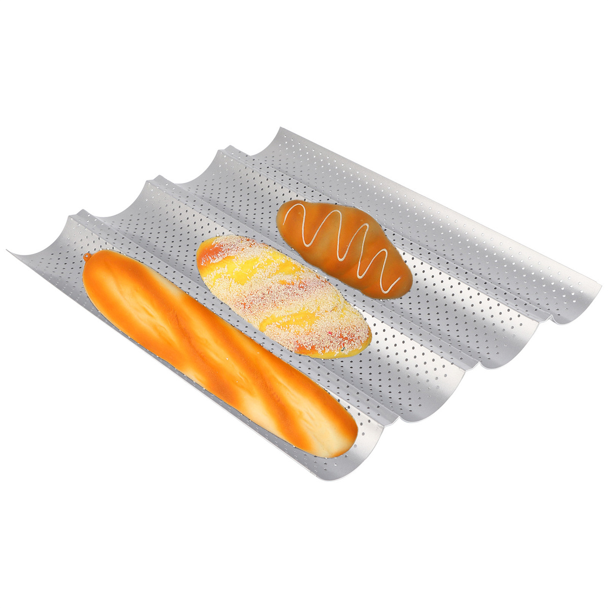 Drei Brotlaibe auf einem perforierten Backblech.
