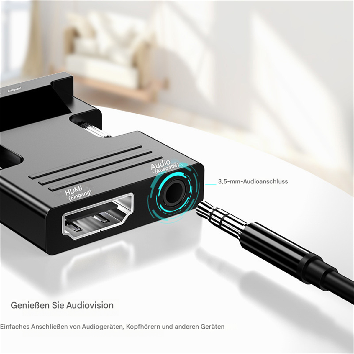 Ein schwarzer HDMI-Adapter mit Audioanschluss. Ein 3,5-mm-Audiokabel ist eingesteckt.