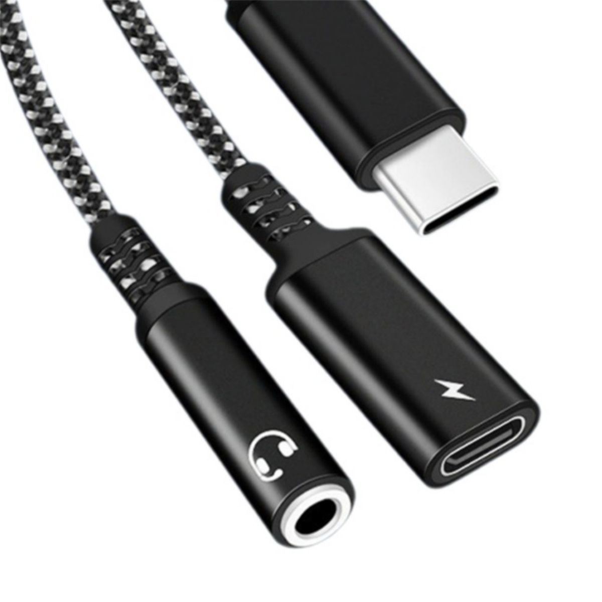 Schwarzer USB-C-auf-3,5-mm-Audioadapter und ein USB-C-Anschluss mit geflochtenem Kabel auf weißem Hintergrund.