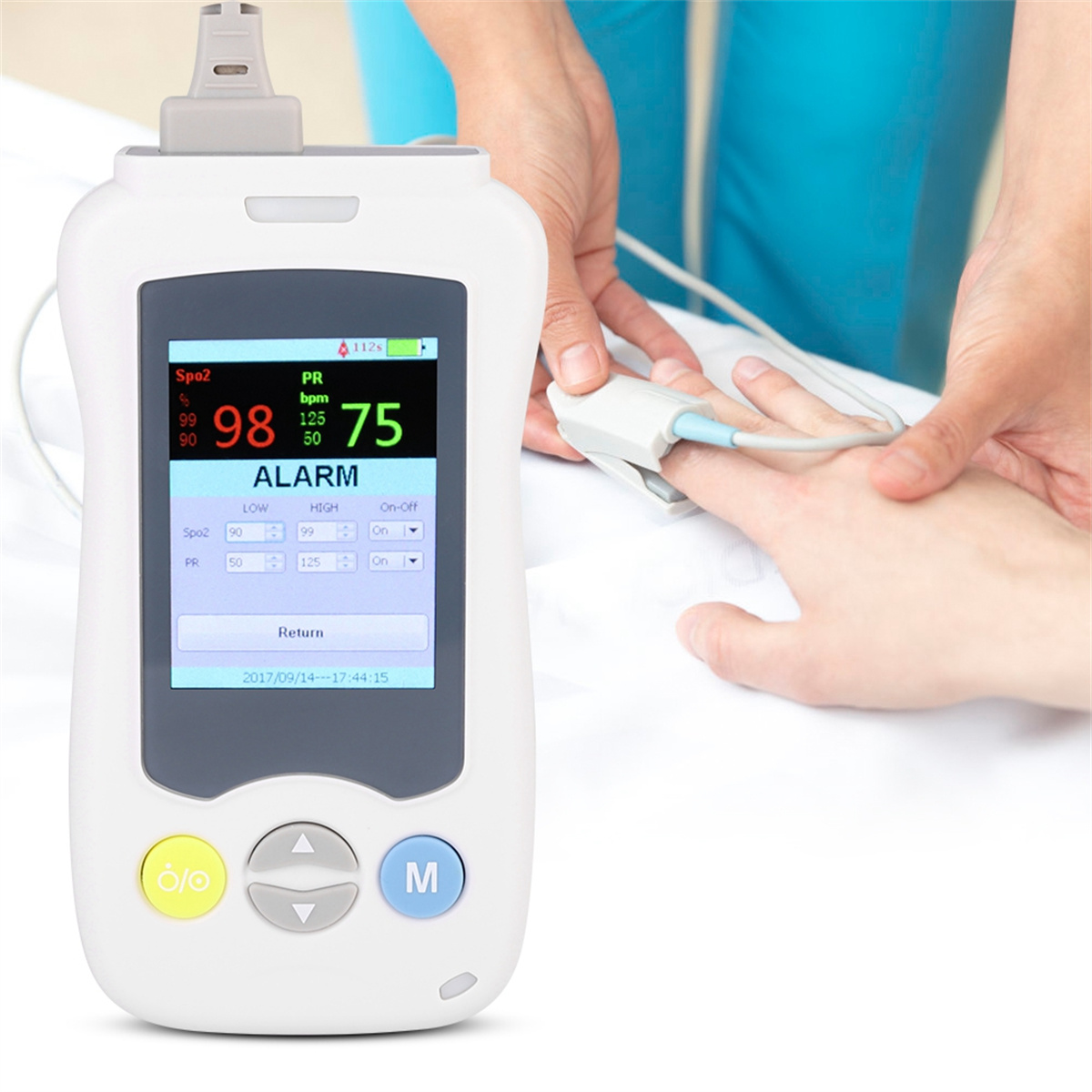 Medizinisches Gerät zur Messung von SpO2 und PR. Eine Hand mit Finger im Gerät. Text, Alarmtaste.