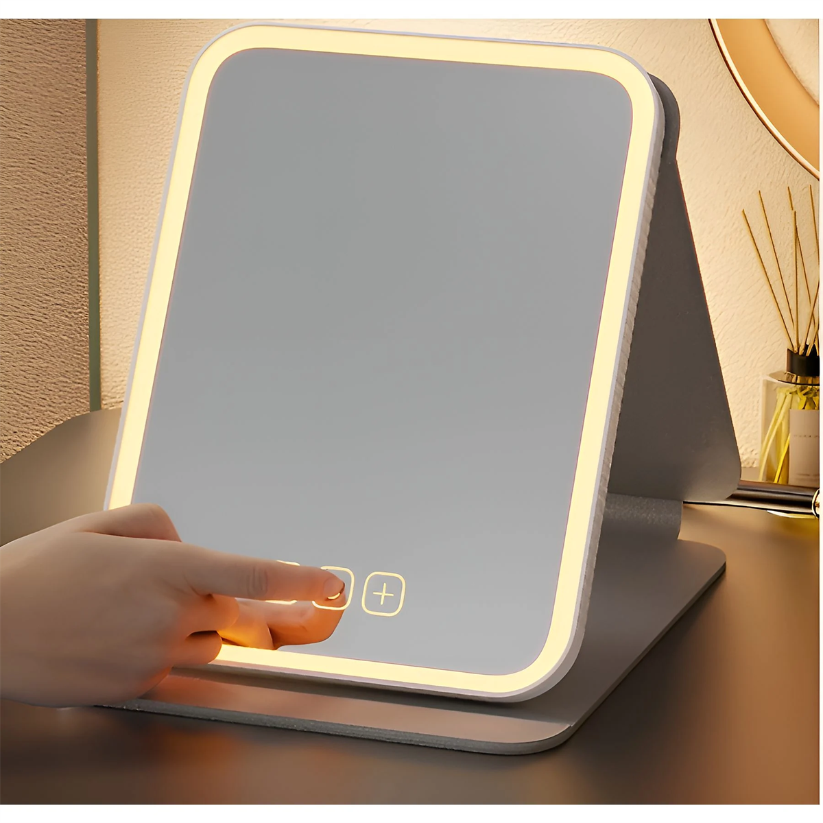 Ein beleuchteter Schminkspiegel mit Touch-Tasten und ein Finger, der die Ein-/Aus-Taste berührt.