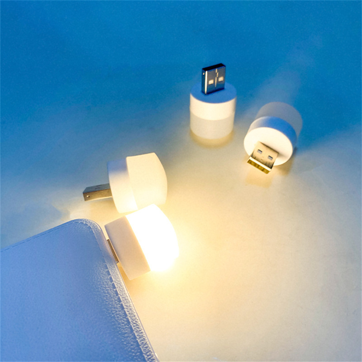 Drei USB-Leuchten eingesteckt. Eine ist in einem Telefon und zwei sind separat.