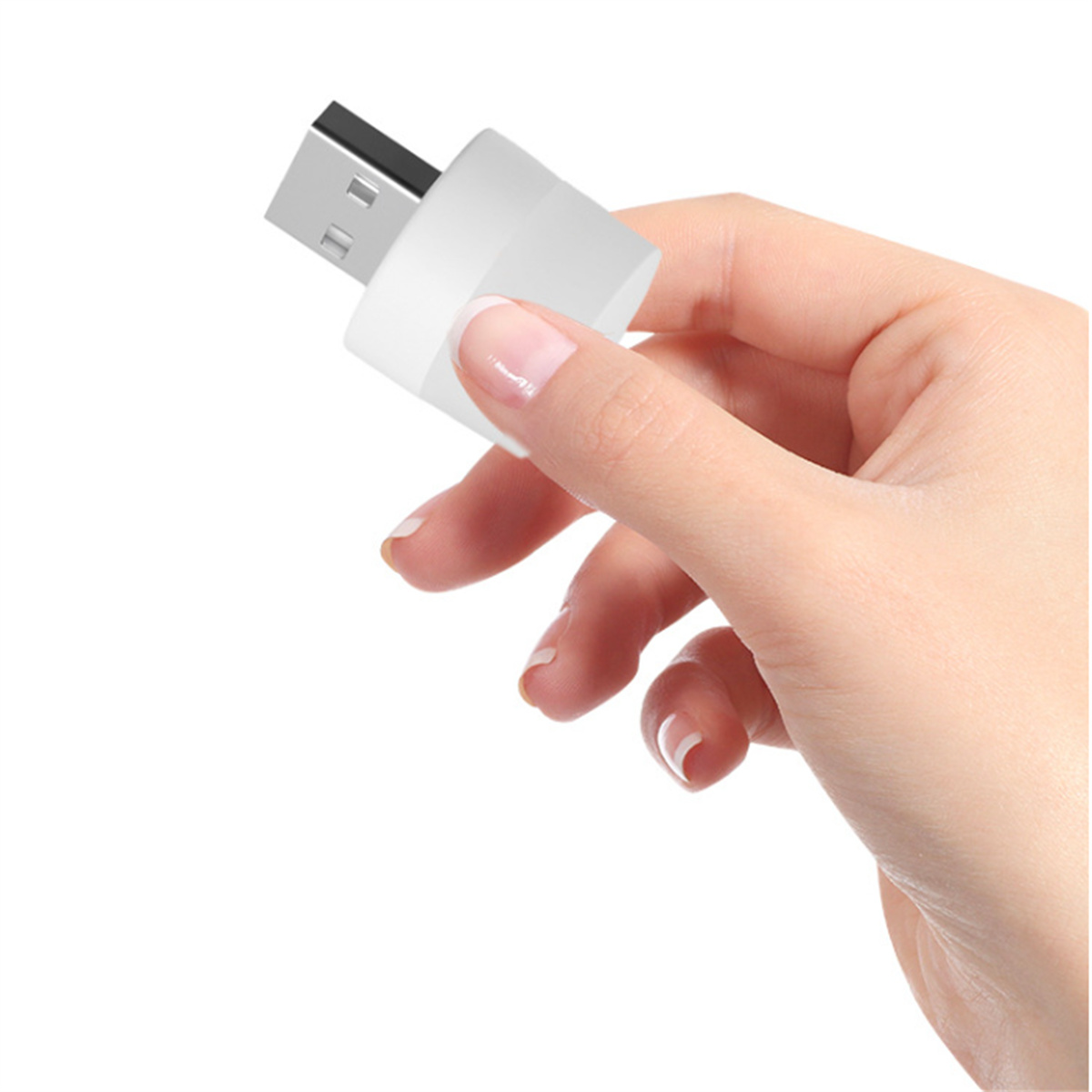 Eine Hand, die einen weißen USB-Adapter hält. Der Adapter hat einen USB-Anschluss.