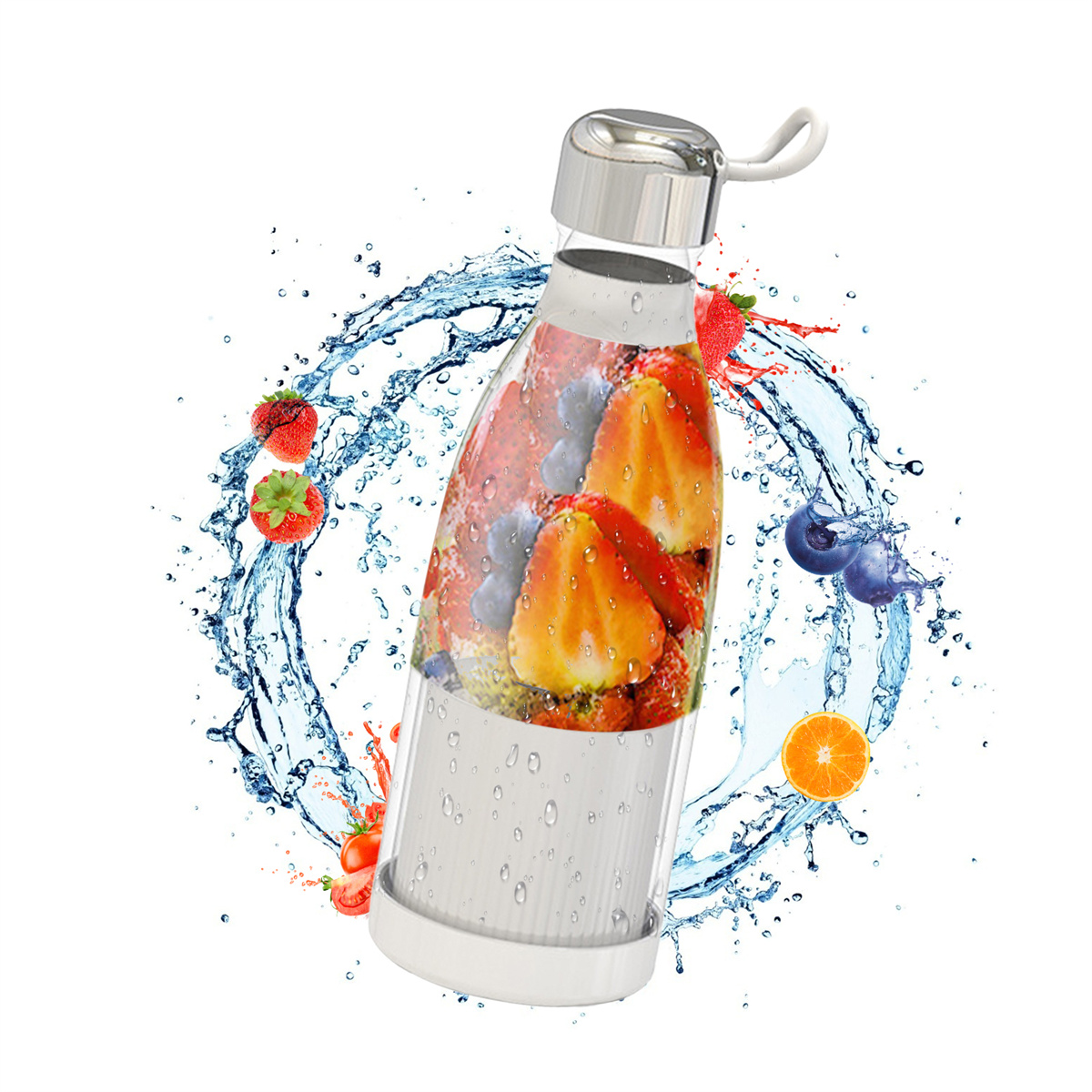 Ein Wasserspritzer um eine Flasche mit Früchten, Erdbeeren und Blaubeeren sichtbar.