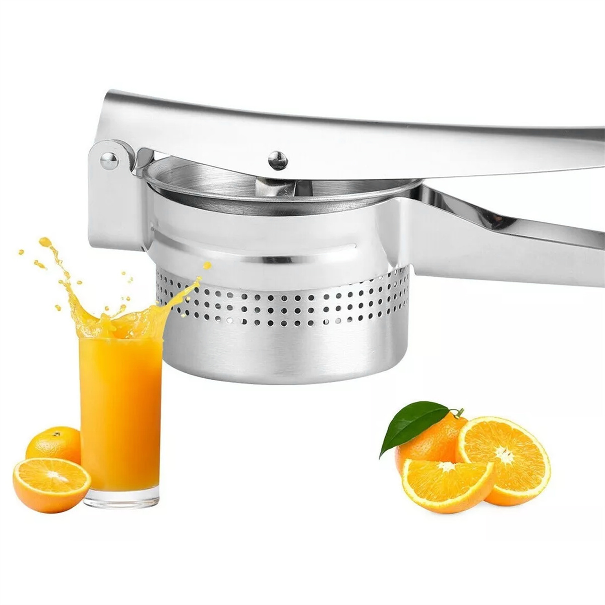 Eine Zitruspresse aus Edelstahl mit Saft, der in ein Glas spritzt. Orangen und Orangenscheiben liegen daneben.