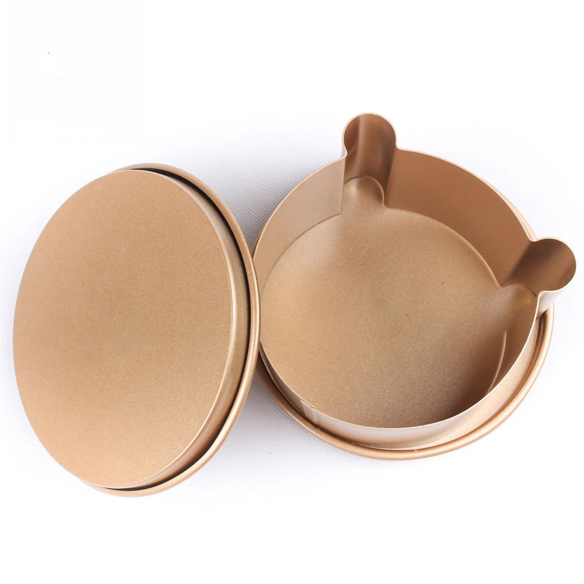 Eine goldene, runde Backform mit Deckel, zum Backen.