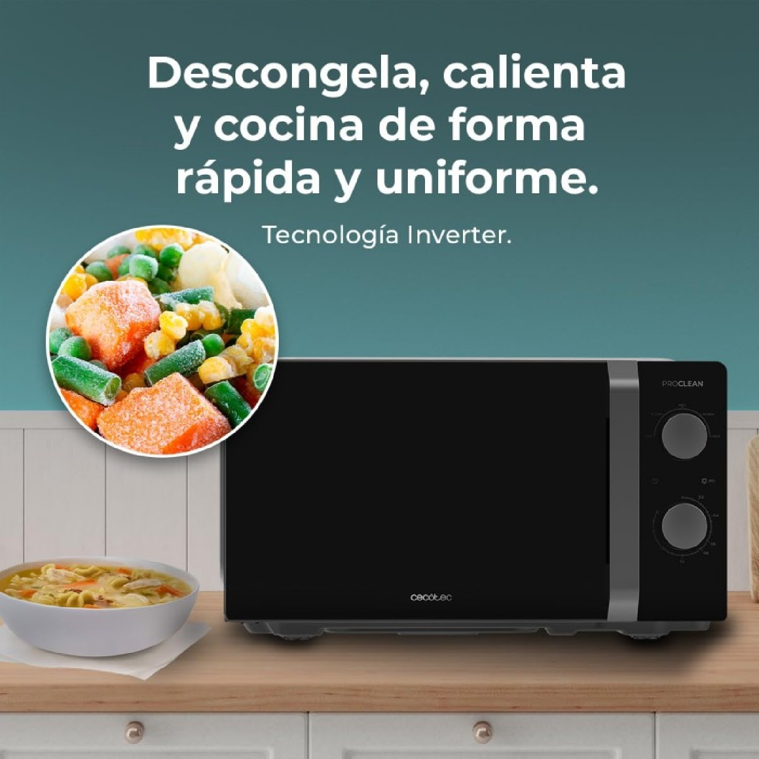 Un forno a microonde nero su un bancone con cibo, con una ciotola di zuppa e verdure surgelate.