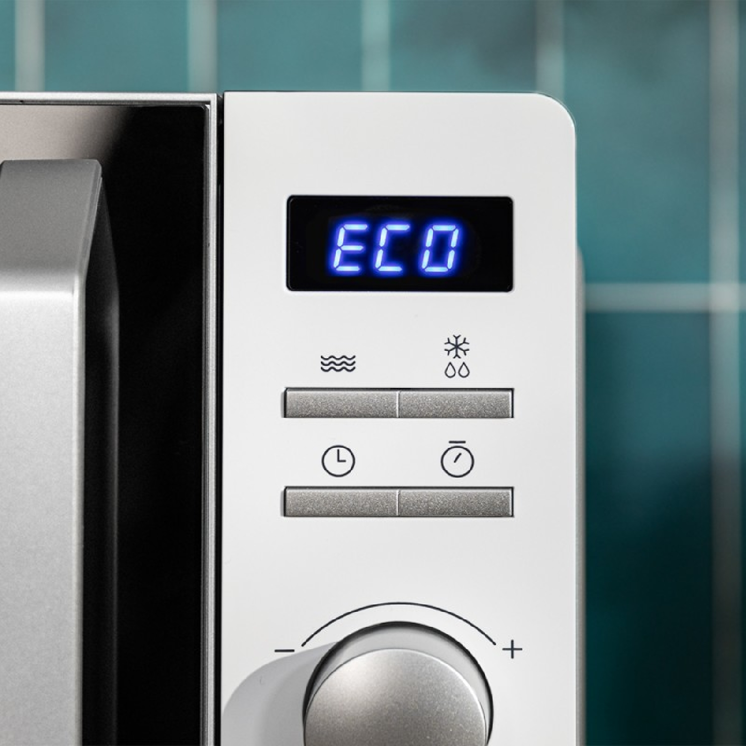 Un horno microondas blanco con pantalla azul que muestra "ECO".
