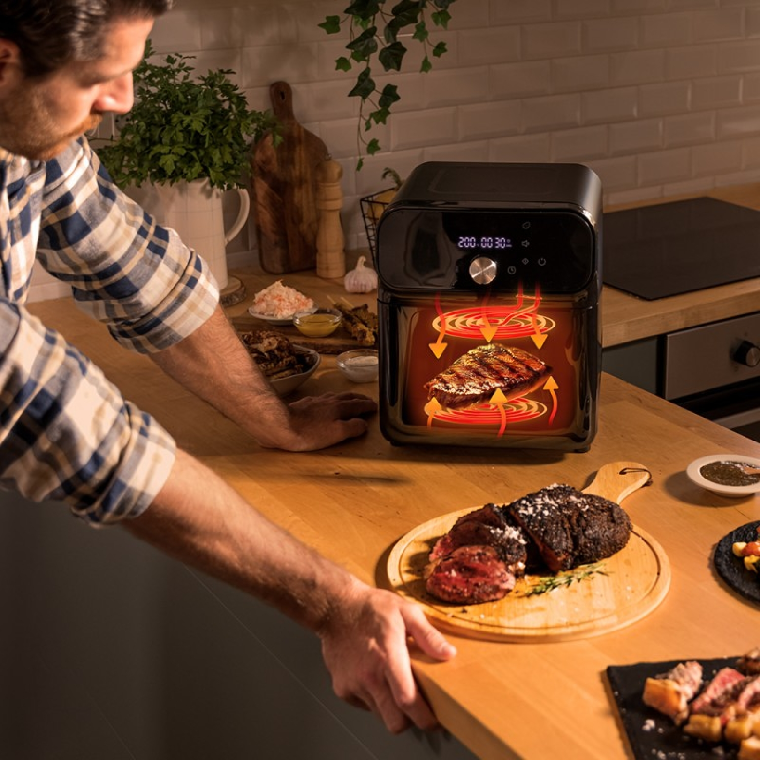 Hombre cocinando bistec en freidora de aire. Bistec a la parrilla en tabla de madera.
