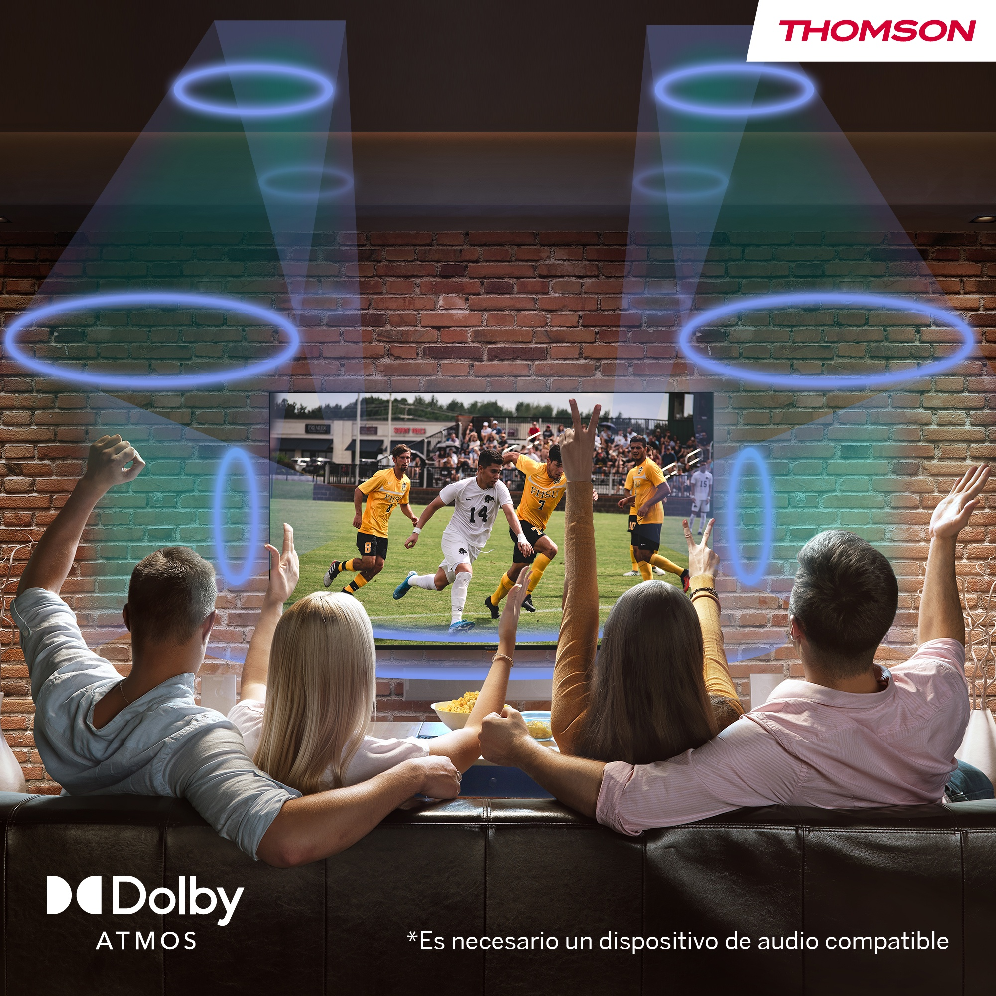 Persone guardano una partita di calcio su una TV con Dolby Atmos. Vengono mostrate onde sonore animate.