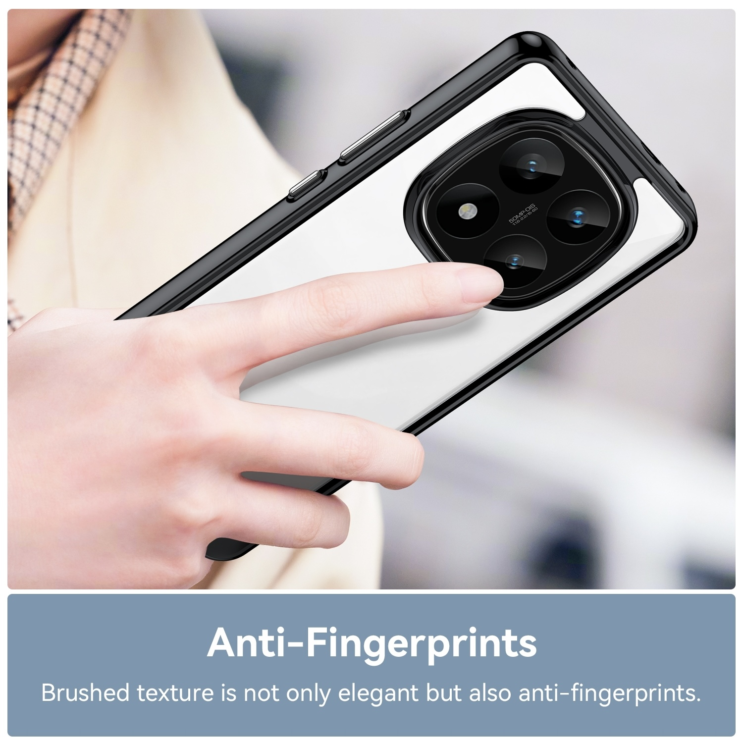 Funda de teléfono en la mano. Negro y transparente con módulo de cámara negro.