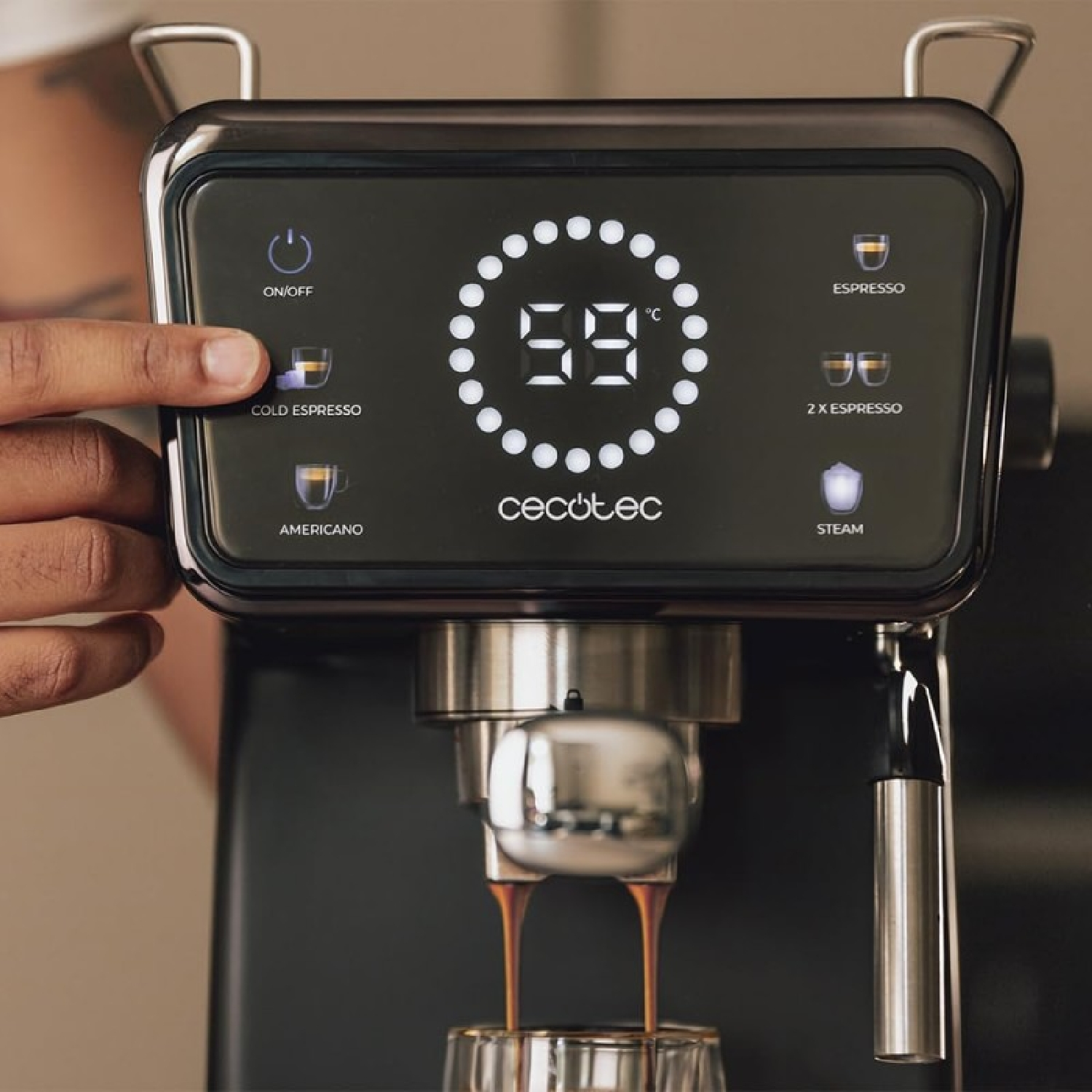 Kaffeemaschine mit Digitalanzeige. Hand drückt eine Taste.